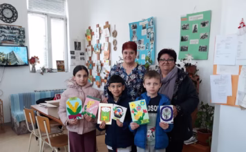Ученици от Котел зарадваха потребители на социалния патронаж с картички за Първа пролет Ученици от Котел и техните учители показват ръчно изработени картички за Първа пролет.
